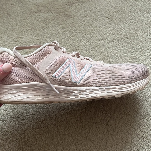 Women’s New Balance Pink Athletic Shoes Size 9 WORN ONCE - Picture 8 of 9